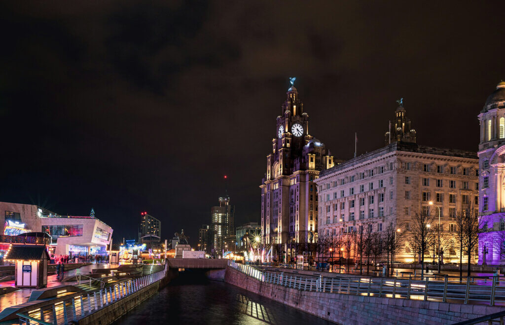 En panoramabild över Liverpools stadssilhuett kvällstid.